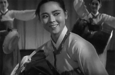 ​男人喜欢女生的肢体语言(男人暗恋女生的肢体语言)