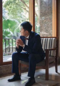 ​女朋友和别的男生出去玩我该怎么办