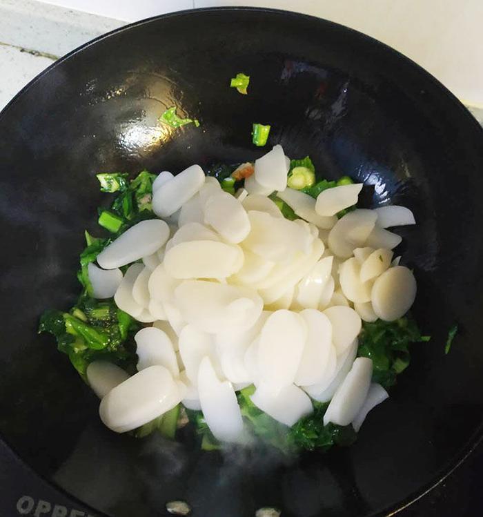 这样炒的青菜肉丝炒年糕才好吃，正宗做法手把手教你，简单易懂！