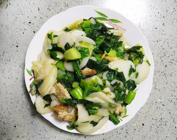 这样炒的青菜肉丝炒年糕才好吃，正宗做法手把手教你，简单易懂！