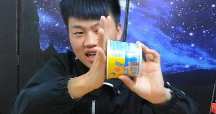 吃货明试吃“儿童泡面”，小小一桶十八块钱，这味道会是如何？