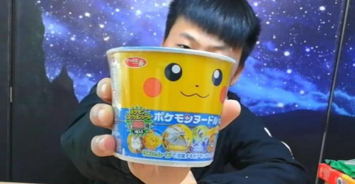 吃货明试吃“儿童泡面”，小小一桶十八块钱，这味道会是如何？