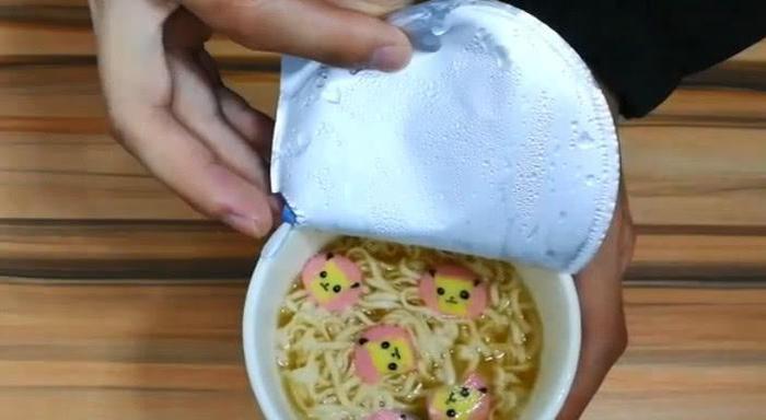 吃货明试吃“儿童泡面”，小小一桶十八块钱，这味道会是如何？