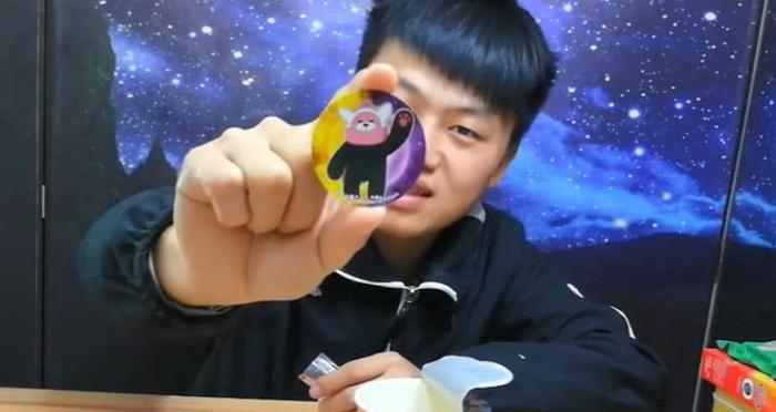 吃货明试吃“儿童泡面”，小小一桶十八块钱，这味道会是如何？