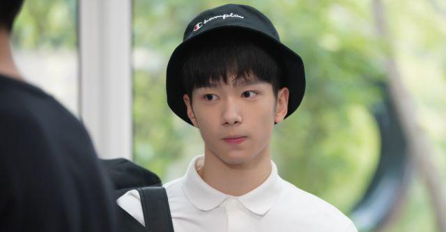 有一种“颜值”叫做郑辉拿掉眼镜，帅气十足，和剧中判若两人