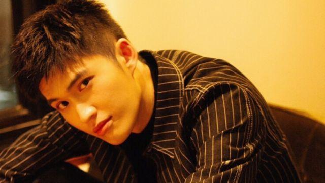 有一种“颜值”叫做郑辉拿掉眼镜，帅气十足，和剧中判若两人