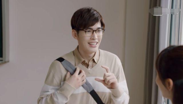 有一种“颜值”叫做郑辉拿掉眼镜，帅气十足，和剧中判若两人