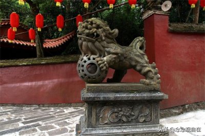 ​寺庙前放着的石狮子嘴里的球，是怎么放进去的呢？