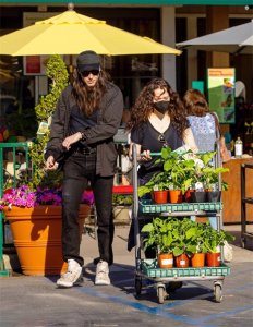 ​性感女神凯特带未婚夫见家长，大钻戒好阔气，曾入选全球最美女性