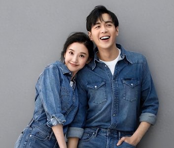 ​唐艺昕张若昀大方公开恋情，真夫妻感十足，热议不断！