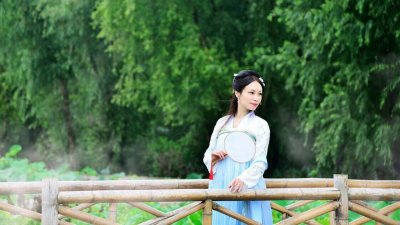 ​小说：她是女扮男装的太子，摄政王提出要陪她身边，她心虚得想哭