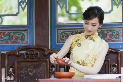 小说:她被人关进幽暗的牢房,身上还戴着镣铐,每天吃不饱穿不暖