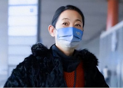 ​63岁倪萍近况引担忧！瘦一大圈腿细成麻杆，血氧仪挂脖上满眼疲惫