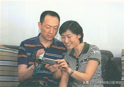 （10）太空女英雄刘洋老照片，图7张华与刘洋紧紧拥抱