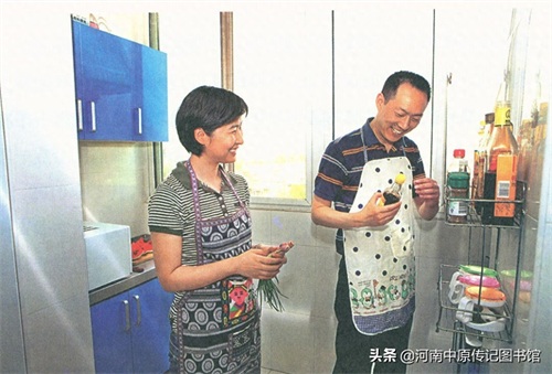 （10）太空女英雄刘洋老照片，图7张华与刘洋紧紧拥抱