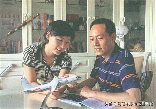 （10）太空女英雄刘洋老照片，图7张华与刘洋紧紧拥抱