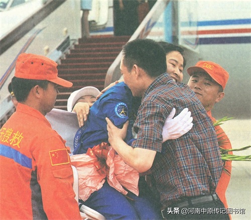 （10）太空女英雄刘洋老照片，图7张华与刘洋紧紧拥抱