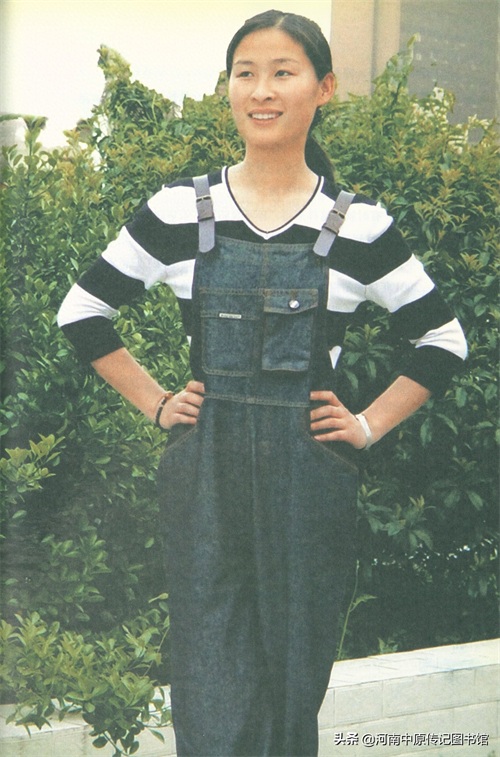 （10）太空女英雄刘洋老照片，图7张华与刘洋紧紧拥抱