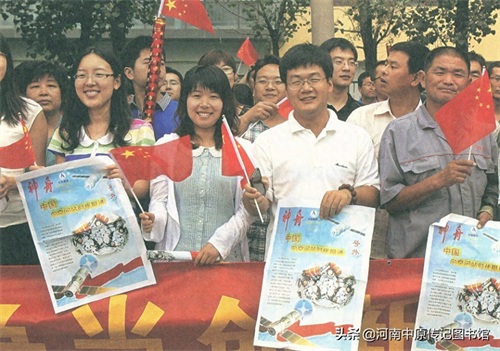 （10）太空女英雄刘洋老照片，图7张华与刘洋紧紧拥抱