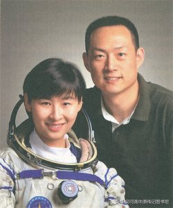 ​（10）太空女英雄刘洋老照片，图7张华与刘洋紧紧拥抱