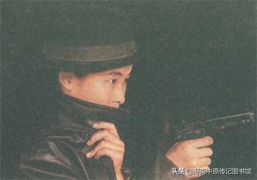 （10）太空女英雄刘洋老照片，图7张华与刘洋紧紧拥抱