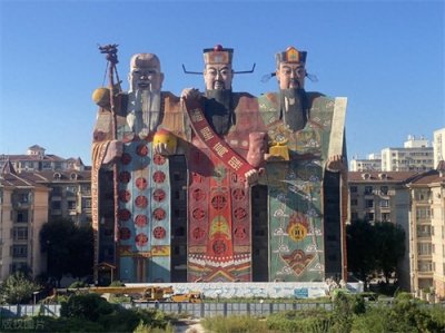 河北天子大酒店近景“福禄寿”三星彩塑矗立 个性非凡