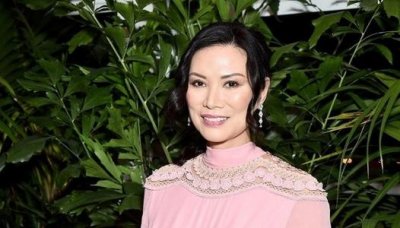 ​22岁嫁53岁美国人，再婚嫁68岁富豪生俩女儿，邓文迪现状如何？