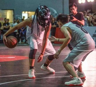 ​军哥以小打大，头盔哥能否招架？谁才是你心中的路人MVP