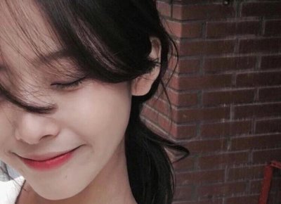 ​女子看见家门口有垃圾，找邻居理论，邻居解释过后她连忙鞠躬致谢