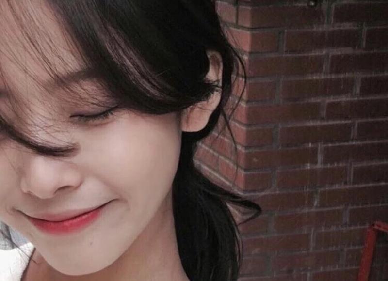 女子看见家门口有垃圾，找邻居理论，邻居解释过后她连忙鞠躬致谢