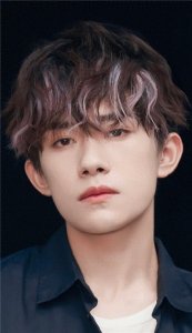 ​易烊千玺手机壁纸帅气黑色炫酷高清无水印最新壁纸大全