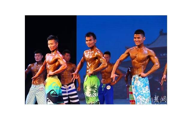 丈夫出轨，妻子拉扯小三当街殴打，丈夫怒骂：别给我丢脸