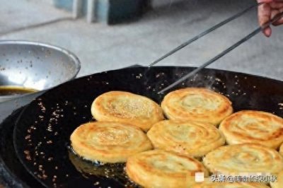 ​超美味的“军粮”：成都名吃军屯锅盔，又炸又烤还铺双层肉酱