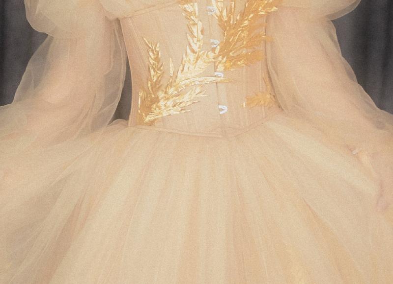 女子被丈夫赶出家门，不敢回娘家，为了维持生计只好背着孩子拾荒