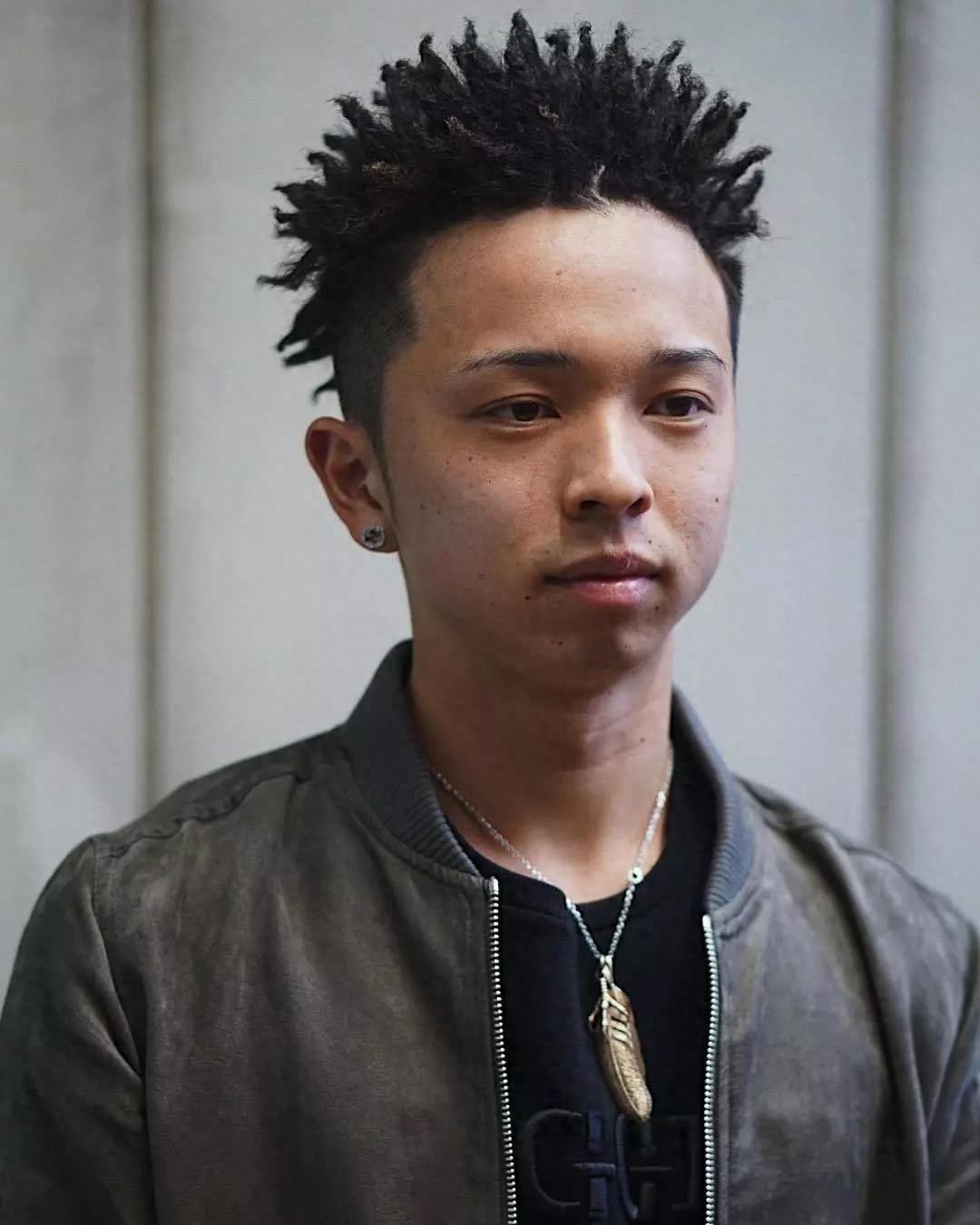 男士酷头。非洲脏辫，艺术朋克摇滚风