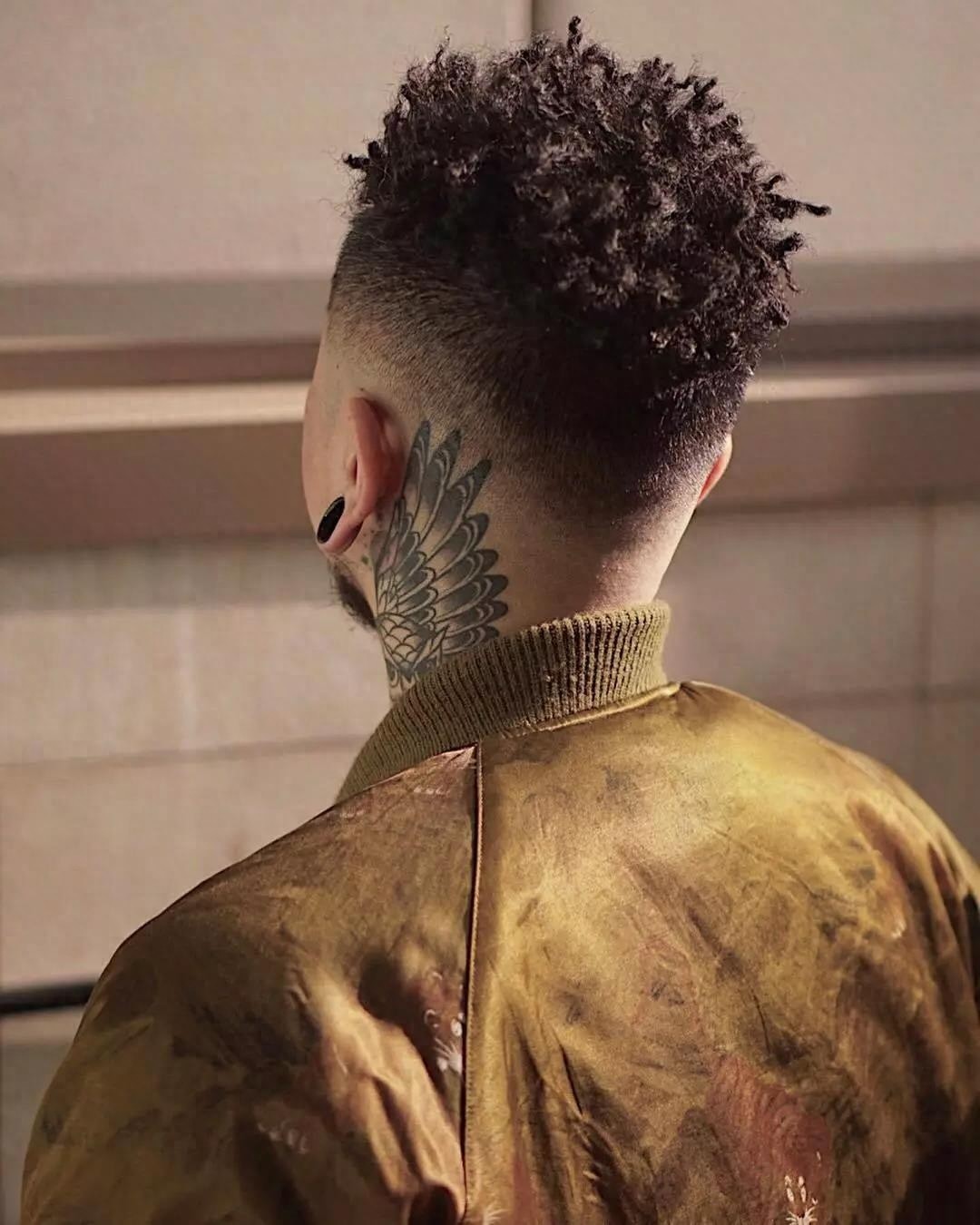 男士酷头。非洲脏辫，艺术朋克摇滚风