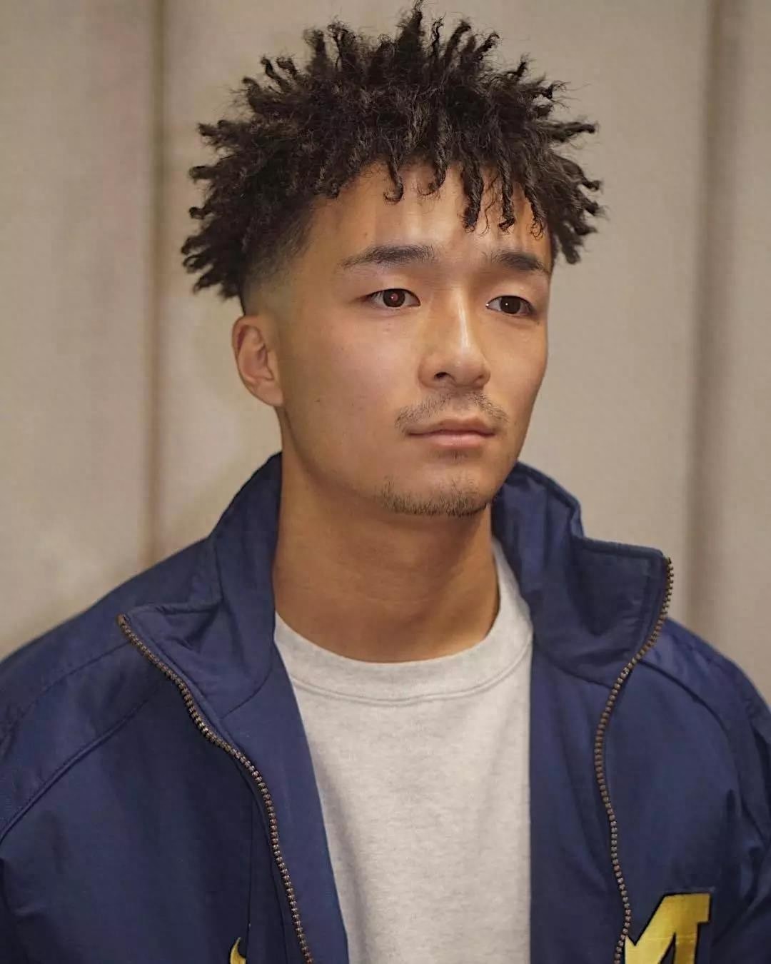 男士酷头。非洲脏辫，艺术朋克摇滚风