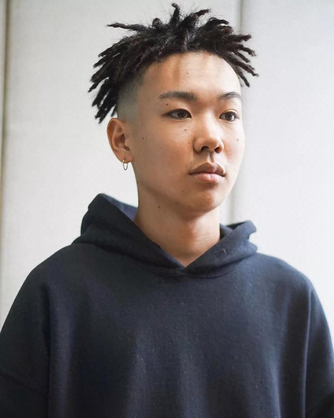 男士酷头。非洲脏辫，艺术朋克摇滚风