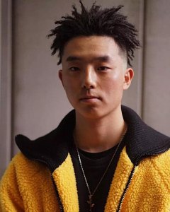 ​男士酷头。非洲脏辫，艺术朋克摇滚风