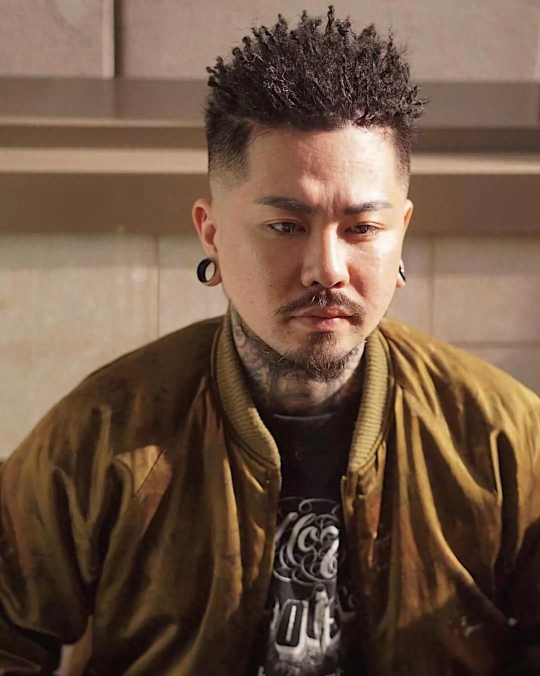 男士酷头。非洲脏辫，艺术朋克摇滚风