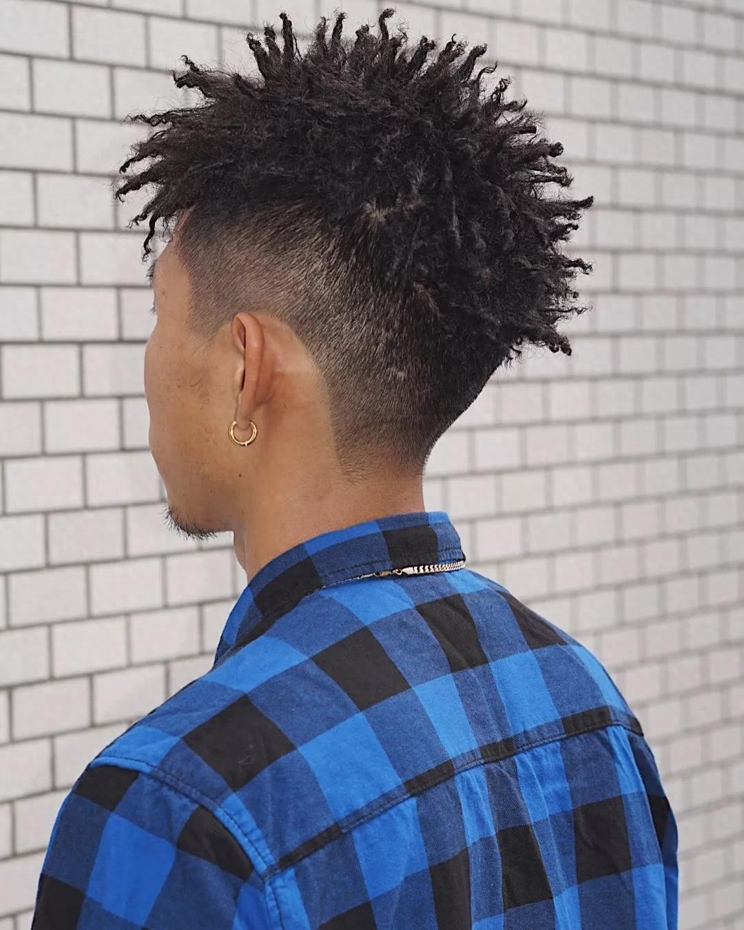 男士酷头。非洲脏辫，艺术朋克摇滚风