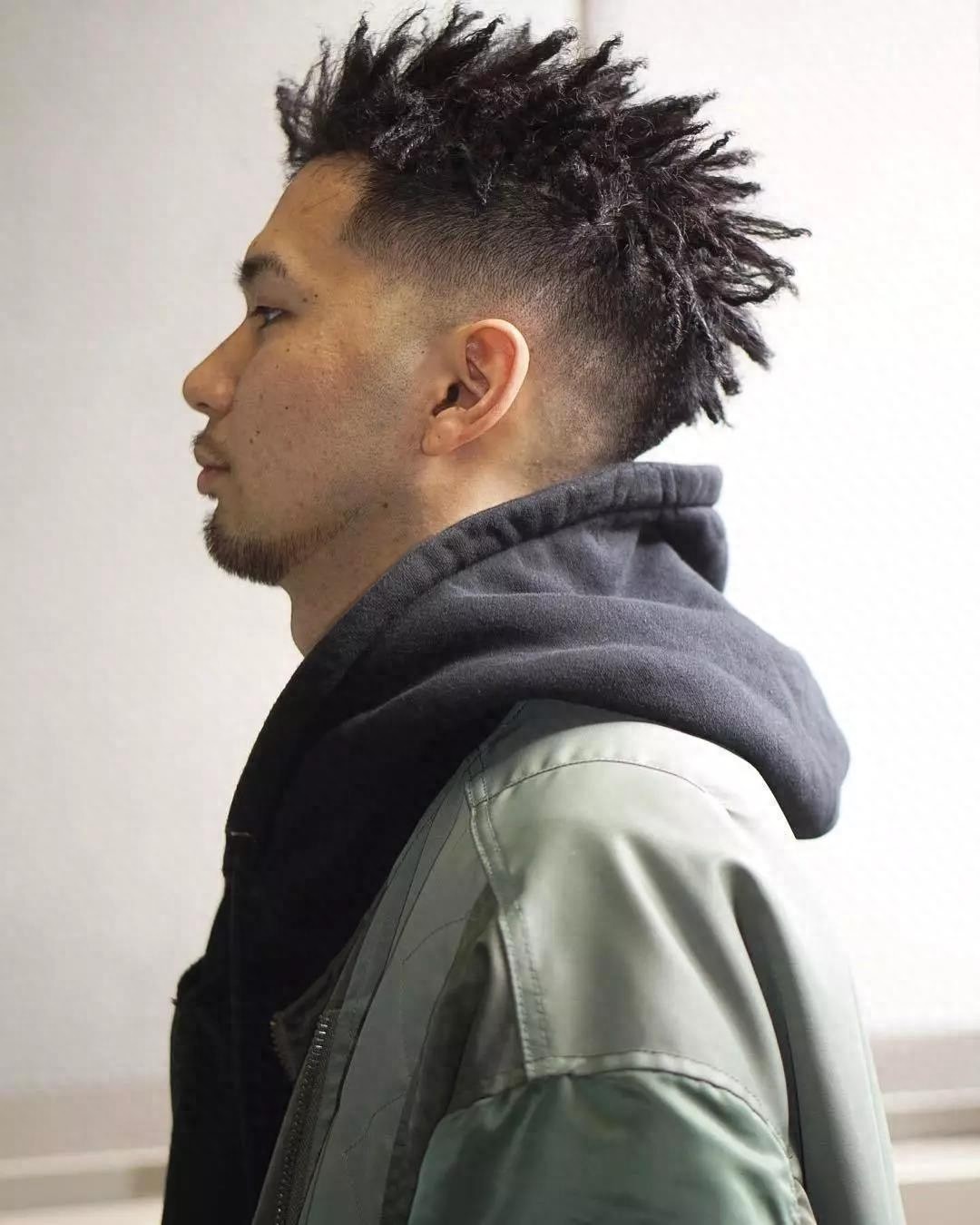 男士酷头。非洲脏辫，艺术朋克摇滚风