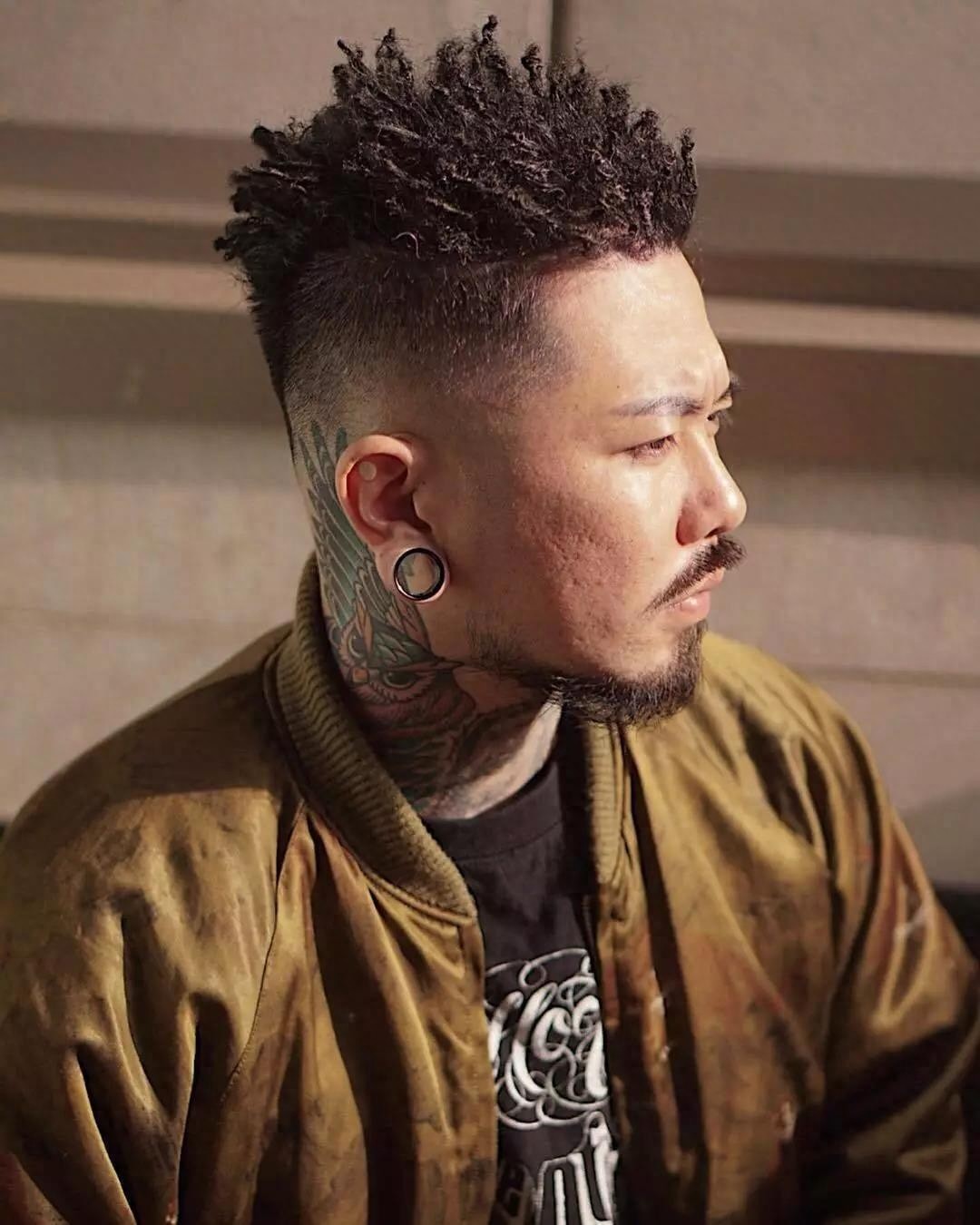 男士酷头。非洲脏辫，艺术朋克摇滚风