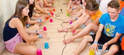 ​中山团建公司 | 创意新玩法之杯子舞