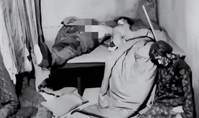 ​20张日本大屠杀罪行照片，日军闯入民宅祸害妇女，这就是罪证