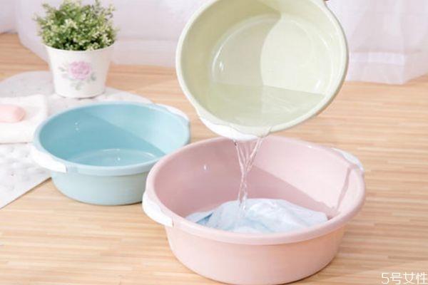 洗衣机洗衣服都是毛怎么回事 洗衣机洗衣服粘毛怎么办