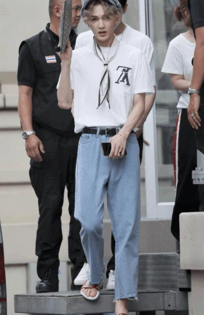 朱正廷商场素颜被拍仓皇而逃! 走路行为娘气, 遭路人集体声讨