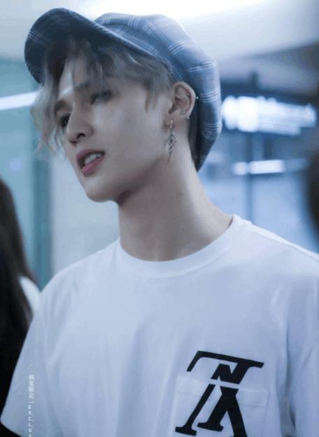 朱正廷商场素颜被拍仓皇而逃! 走路行为娘气, 遭路人集体声讨