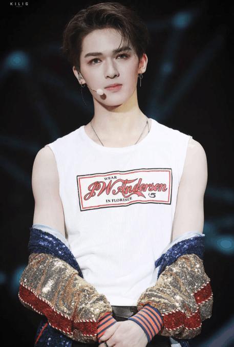 朱正廷商场素颜被拍仓皇而逃! 走路行为娘气, 遭路人集体声讨