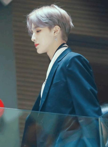 朱正廷商场素颜被拍仓皇而逃! 走路行为娘气, 遭路人集体声讨